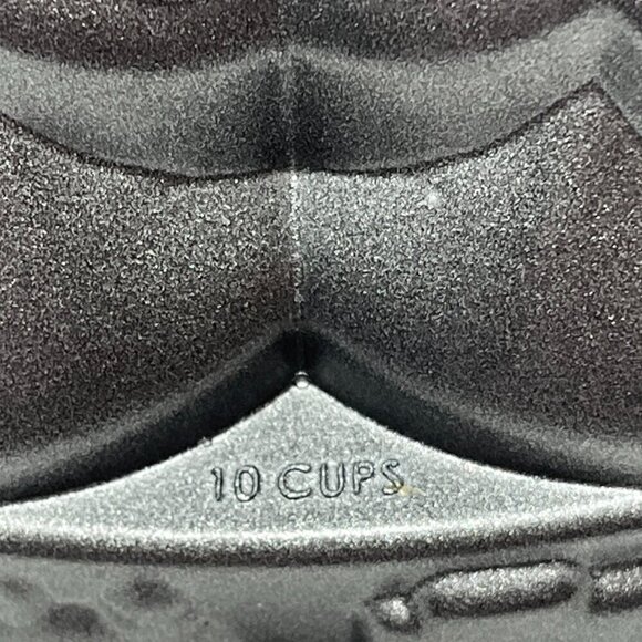 Nordic Ware Holiday Tree Bundt Cake Pan 10 cups cast aluminum EUC - Picture 5 of 8